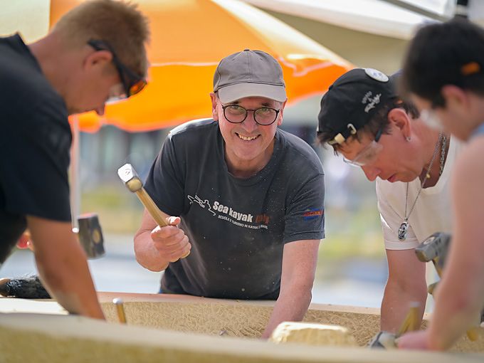 Bildhauer Lothar Nickel bei der Arbeit