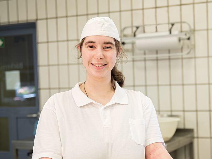 Mitarbeiterin in der Bäckerei