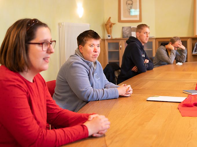 Junge Menschen am Konferenztisch