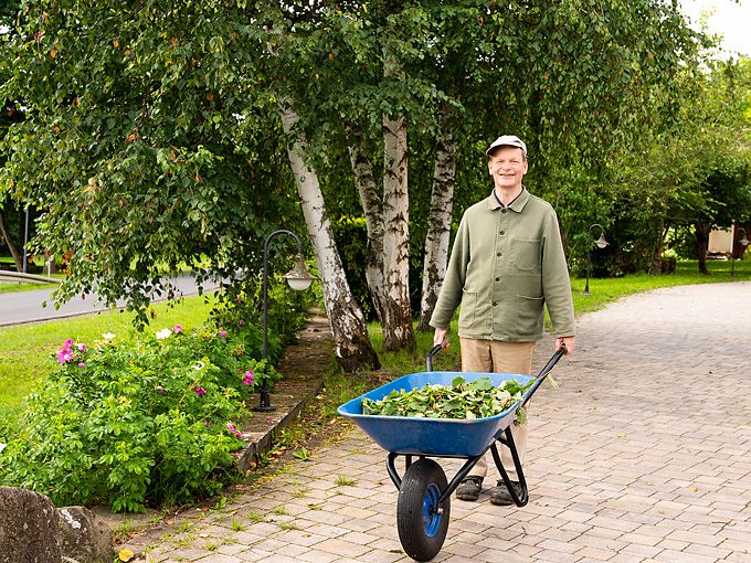 Mitarbeiter der Landschaftspflege mit Schubkarre