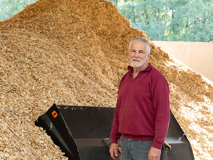 Landwirt Michael Rath im Hackschnitzellager