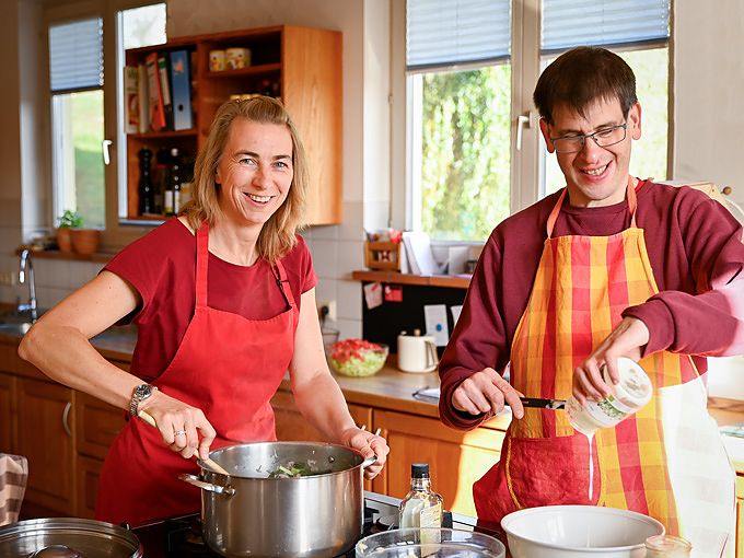 Sivia Schumacher-Scheidgen kocht mit einem Bewohner