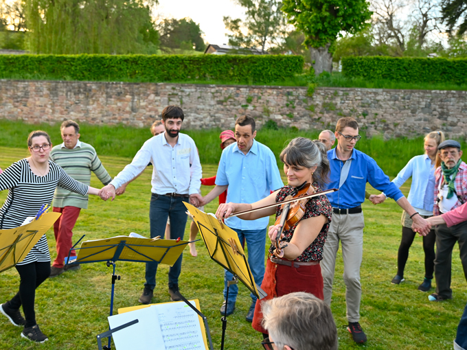 Folkloretanz mit Live-Musik