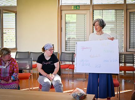 Leiterin des Workshop, Sonja Zausch mit den Ergebnissen 