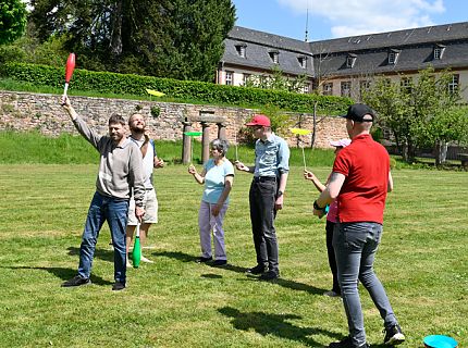 Zirkusgruppe jongliert mit Tellern