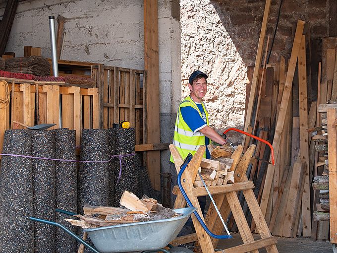 Mitarbeiter sägt gespaltenes Holz