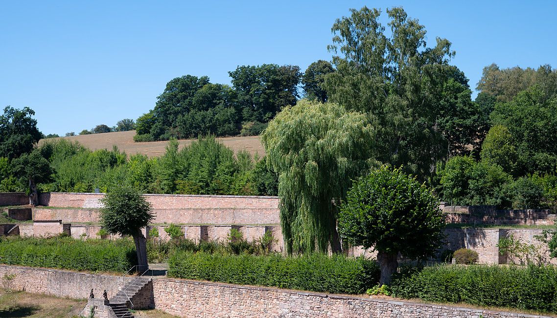 Terrassenmauern im Schlosspark Stockhausen